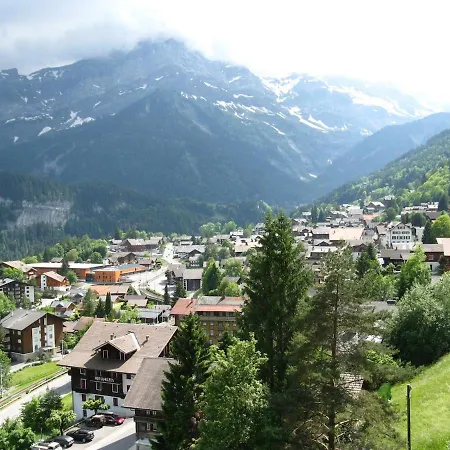 Luxurious Alpine Loft In Switzerland דירה